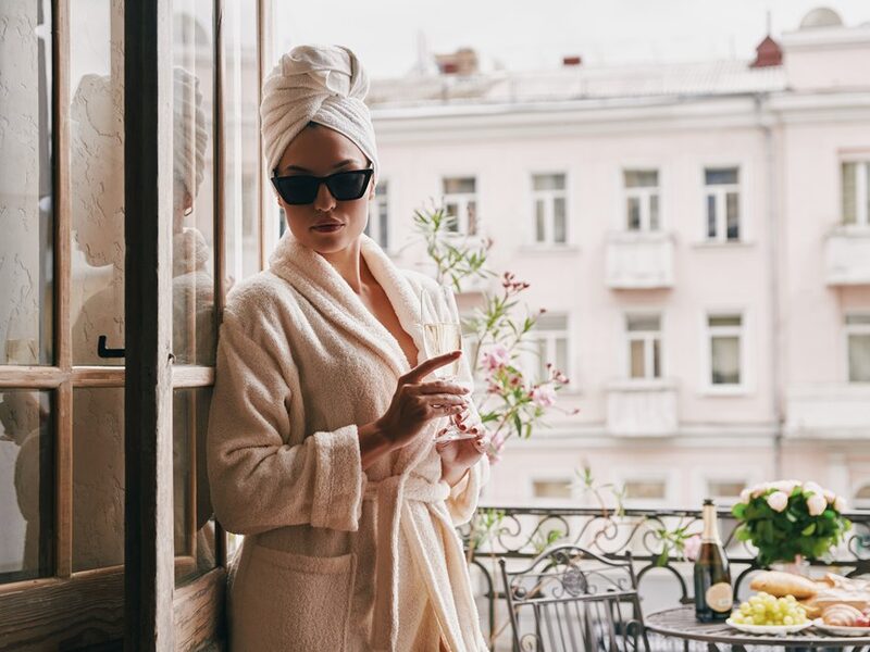 Always Cold After Shower? How the Right Bathrobe Keeps You Warm in Winter